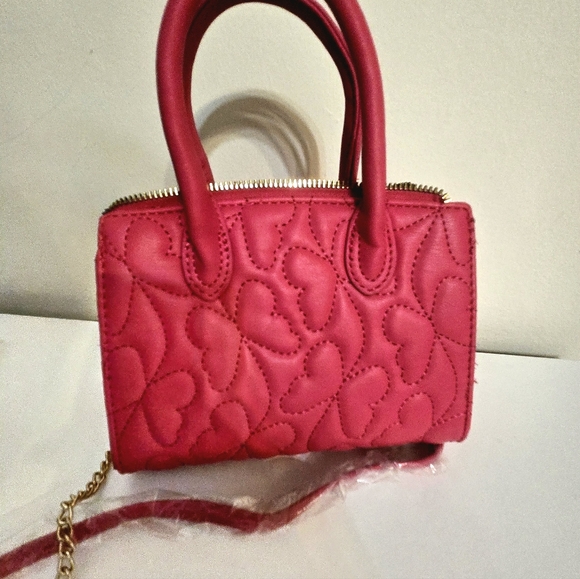BRAND NEW! Gold heart and chain, hot pink fuchsia quilted purse. VEAGAN Leather - Picture 3 of 5